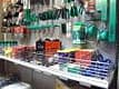 Scaffalature Self-Service con schienali forati e ganci appenderia