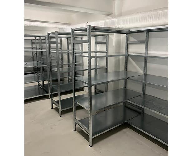 Scaffalature zincate per cantine