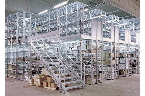 struttura con scaffalature zincate a due livelli con passerelle struttura con scaffalature zincate a due livelli con passerelle