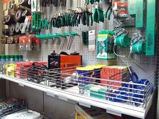Scaffalature Self-Service con schienali forati e ganci appenderia