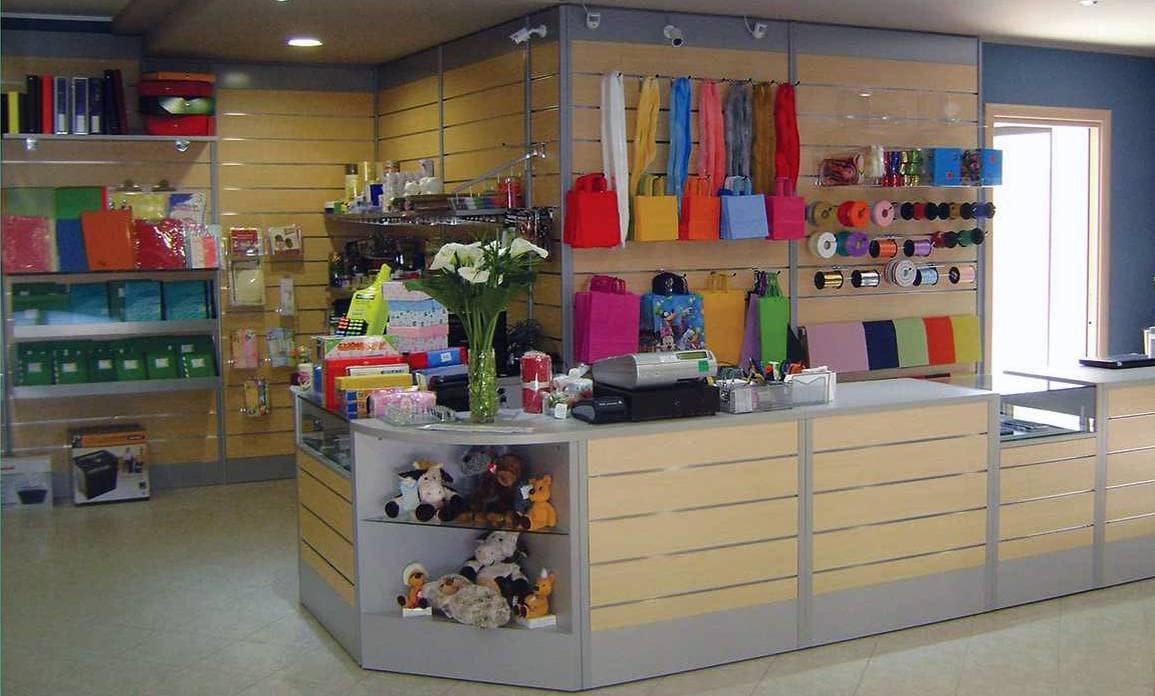 Pareti e banco vendita con doghe Pareti e banco vendita con doghe
