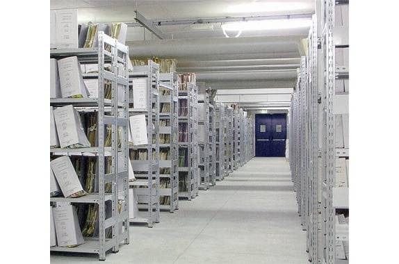 archivio con scaffalature zincate archivio con scaffalature zincate