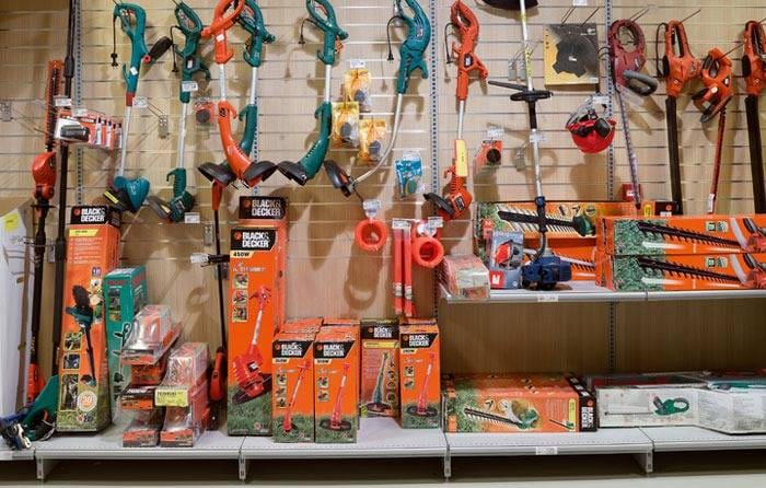 Scaffalature Self-Service con schienali a doghe e ganci appenderia